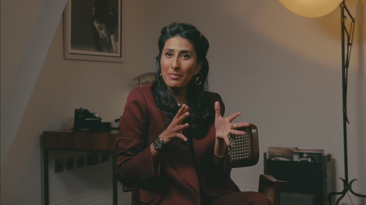 Charger la vidéo: Homme courant en tenue de sport dans du sable entre les rochers avec un bracelet biométrique